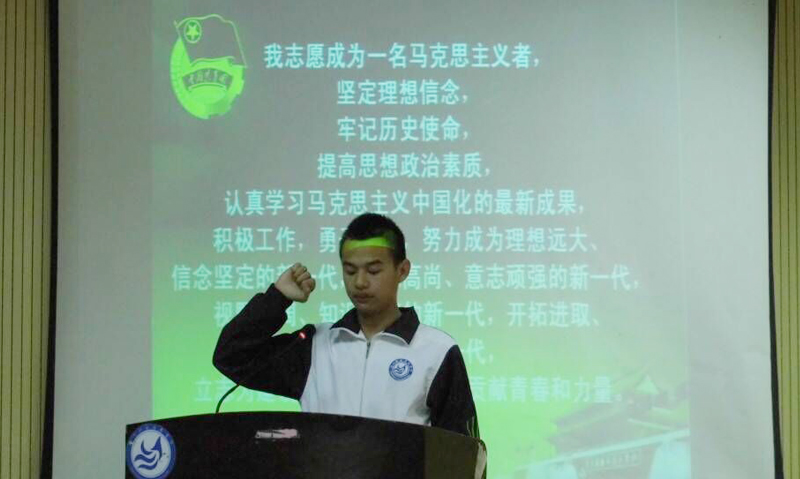 3院学生会主席张乾坤带领大家宣誓.jpg